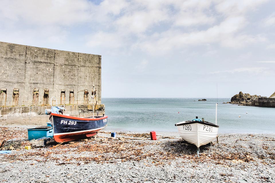 porthoustock beach cornwall